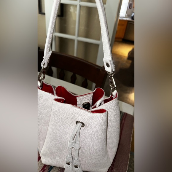 White Bucket Crossbody bag with red inside - Picture 3 of 5